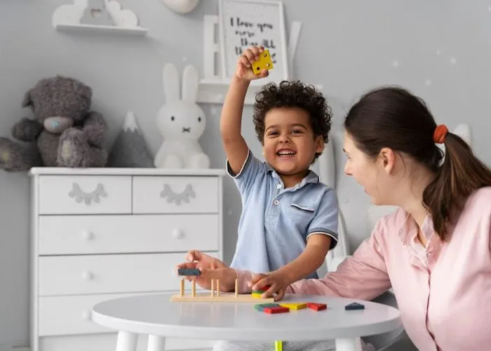 foto de uma criança autista fazendo terapia